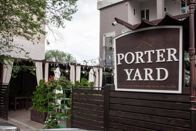 Porter YARD / Terrace and restaurant